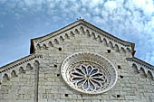 Liguria - Le Cinque Terre. Il Sentiero Verdeazzurro da Vernazza a Riomaggiore. La chiesa di San Pietro di Corniglia (XIV sec). 